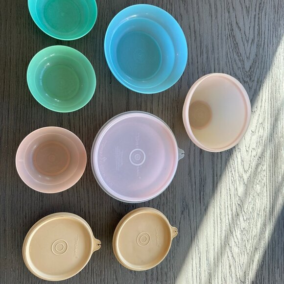 VINTAGE TUPPERWARE BOWLS WITH LIDS - Picture 1 of 4